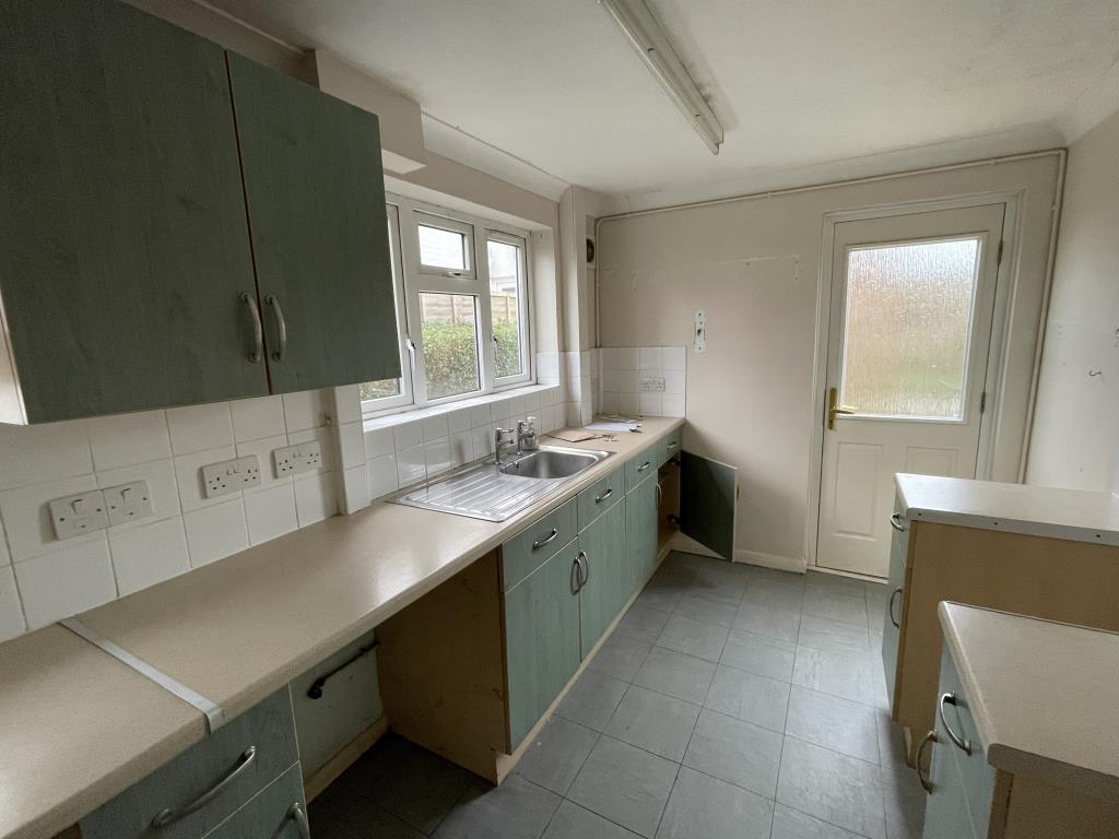 Lot: 122 - SEMI-DETACHED HOUSE IN NEED OF IMPROVEMENT IN POPULAR VILLAGE - kitchen on in village semi in need of improvement